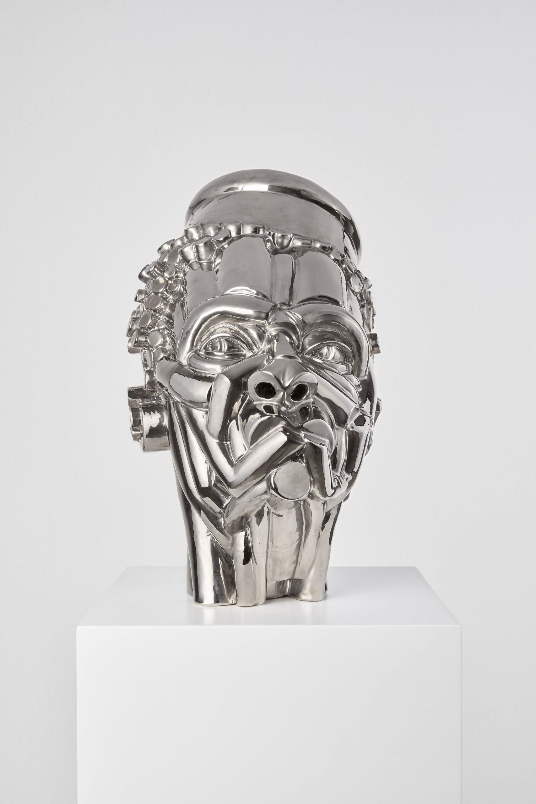 Artigiano del Cuore 2021 Vincitore Victor Fotso Nyie Autoritario 2020 ceramica smaltata e platinata 38x25x30 ph Carlo Favero