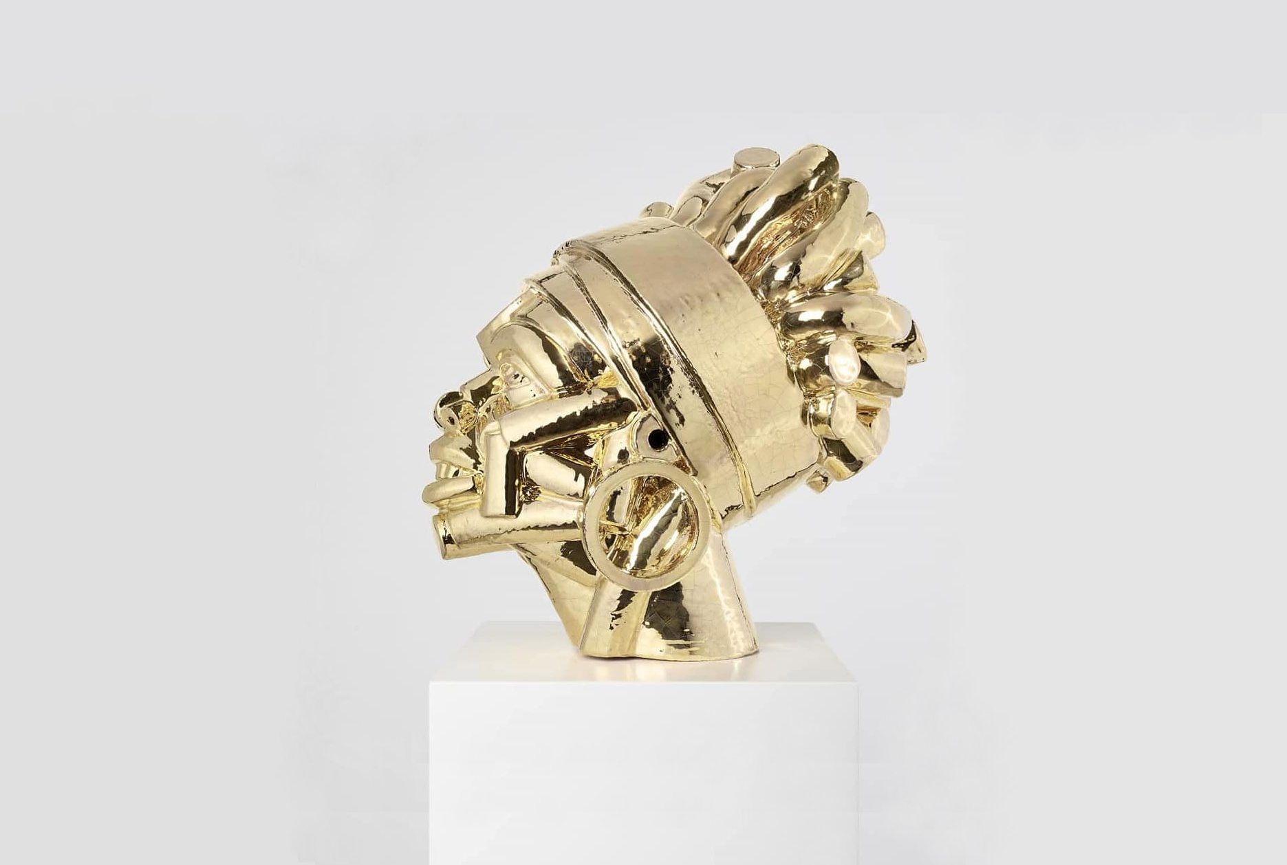 Artigiano del Cuore 2021 Vincitore Victor Fotso Nyie Vanita 2020 ceramica dorata cm30x40x40 ph Carlo Favero