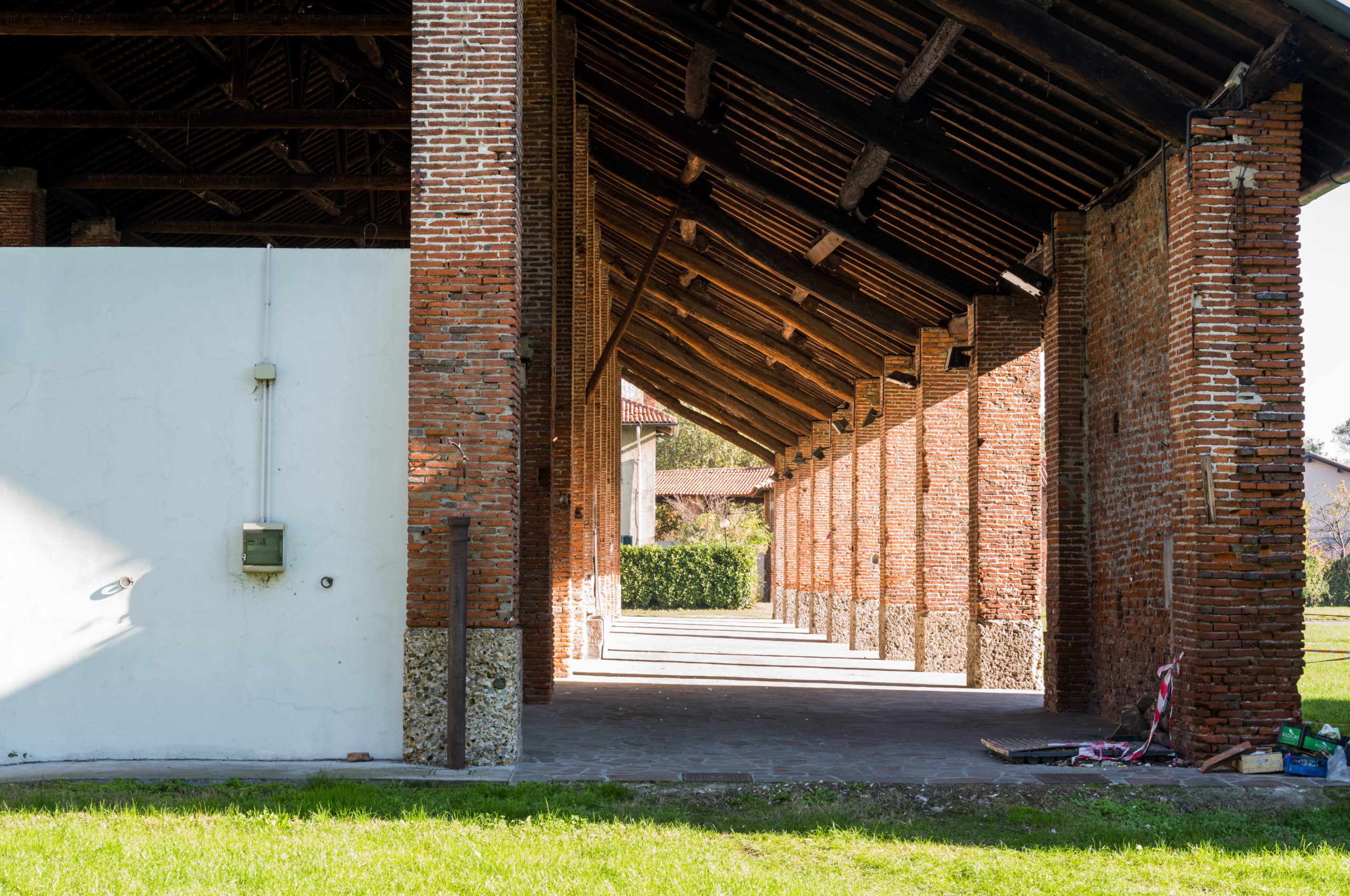 Cascina Monlue Color Corpo D Esterni CT Descrittiva Scura IS NP Pietro Baroni Porticato Ombre Lunghezza Retro Lato Mattoni Colonne 1 scaled