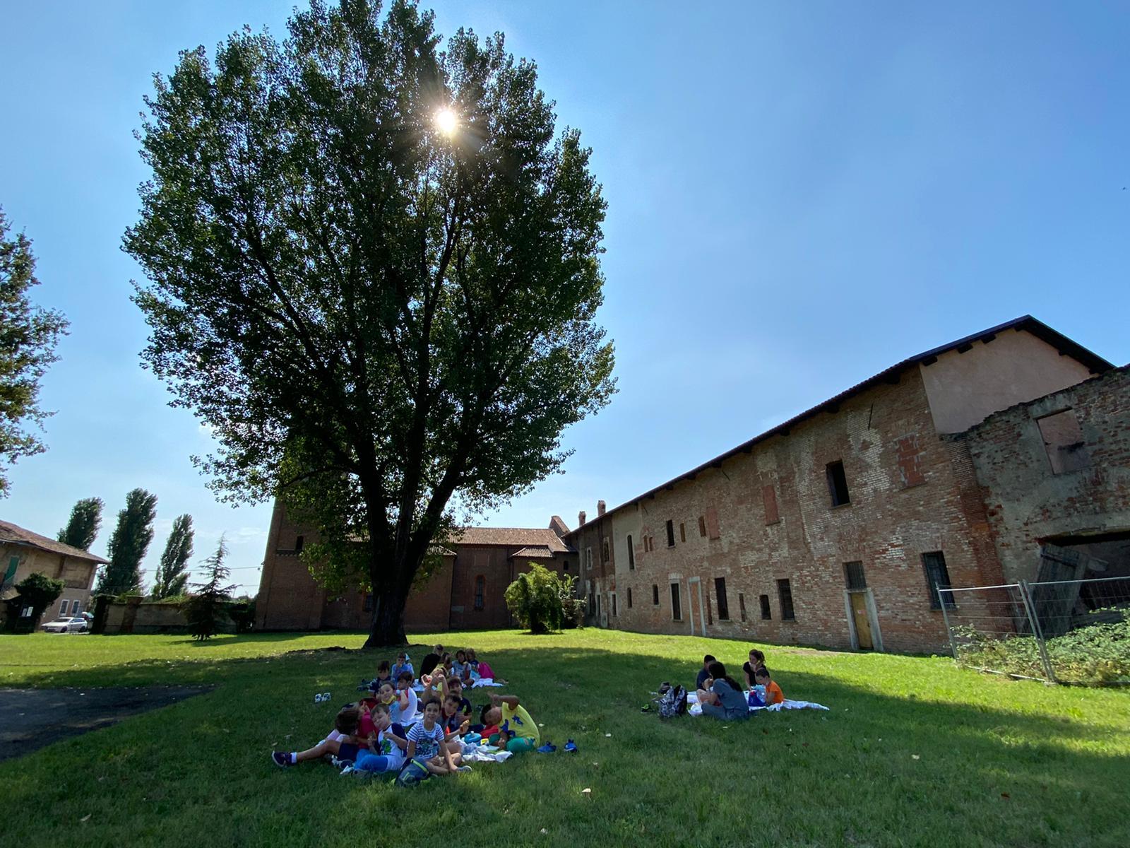 Cascina Monlue Corpo A Corpo B Esterni CM Emotiva Chiara ANC Bambini xx Sorriso Relax Pic Nic Prato Insieme Gioco Pausa Ombra Albero Sole Evento 5