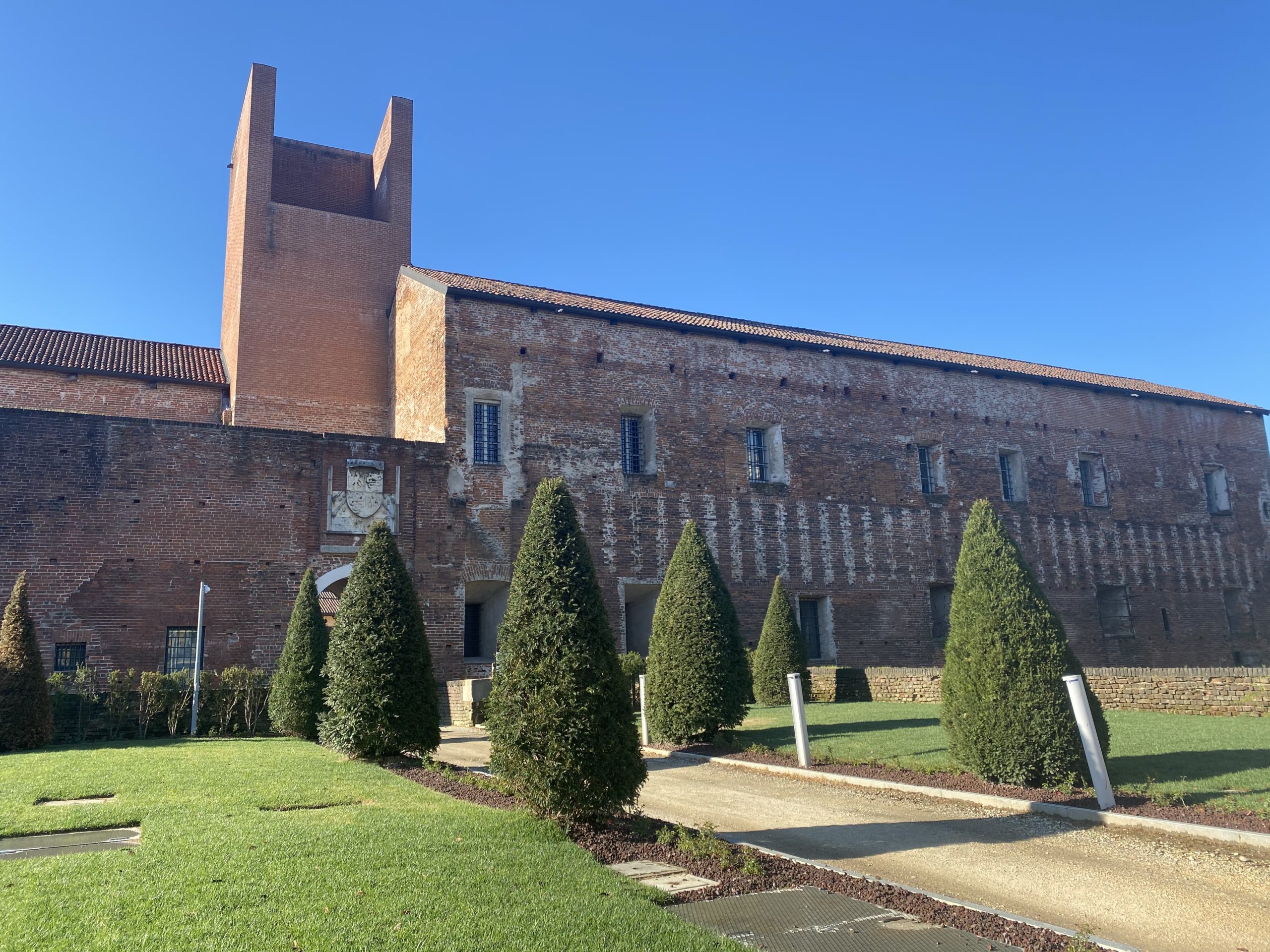 Facciata Castello archivio Fondazione scaled