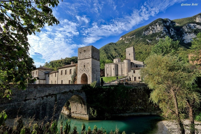 Abbazia san vittore delle chiuse giuliano betti