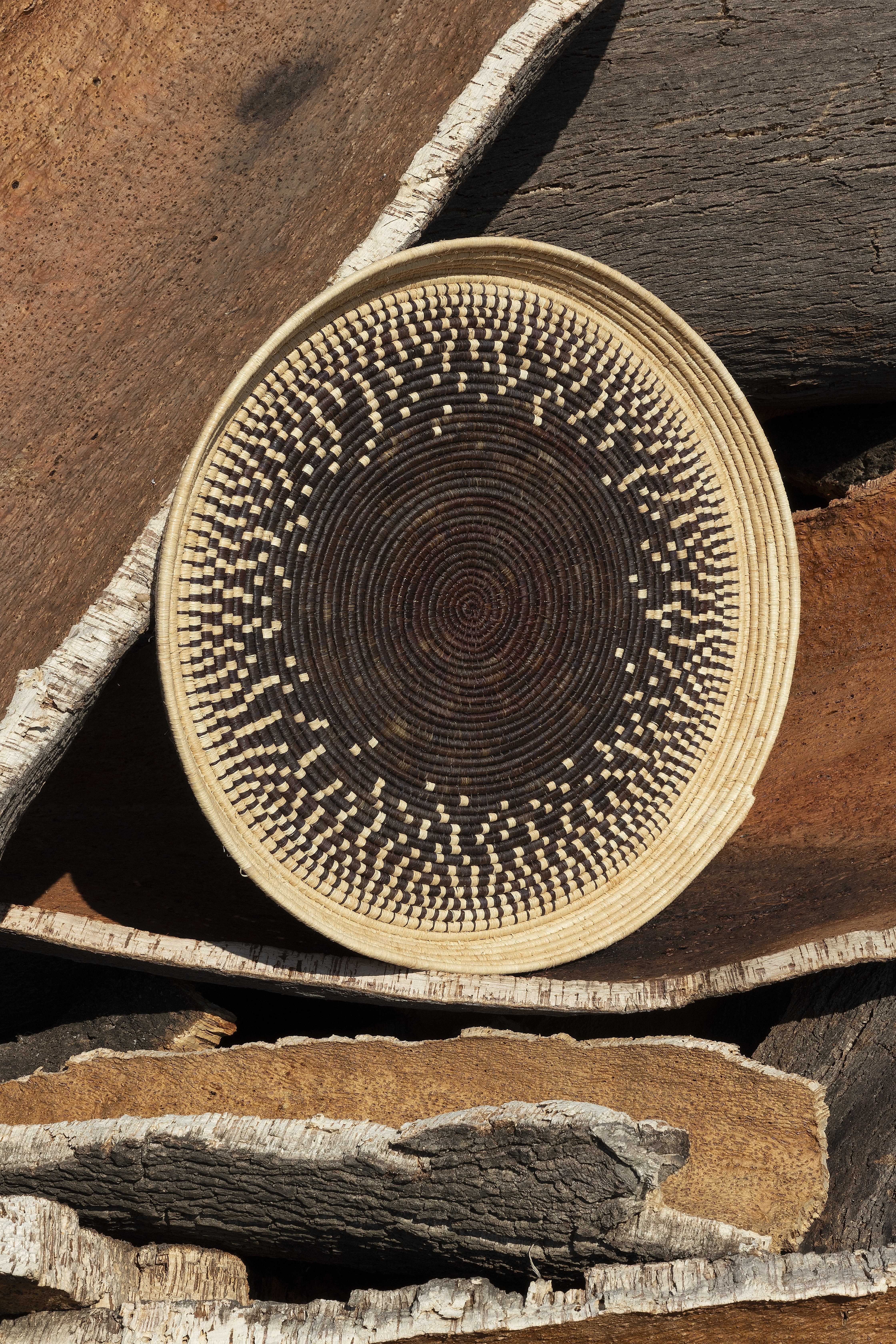 Vida intreccio in giunco e rafia naturale eseguito a mano design Fabrizio Felici