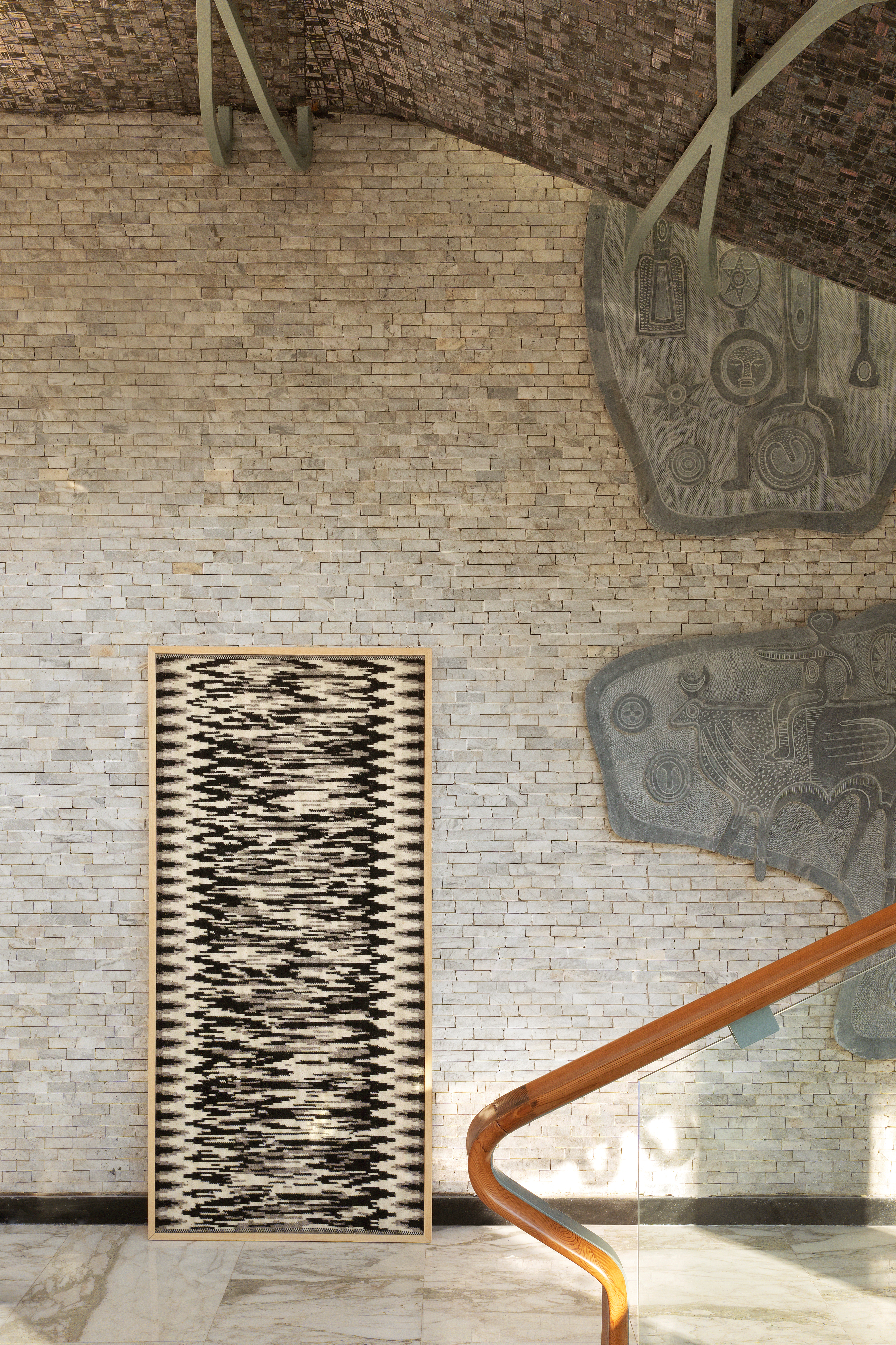 10 Titolo Noise opera e progetto di Fabrizio Felici tessitura in lana a telaio verticale manuale eseguita dall artigiana Giovanna Maria Campus cm 80 x 150 2023 foto di Barbara Corsico