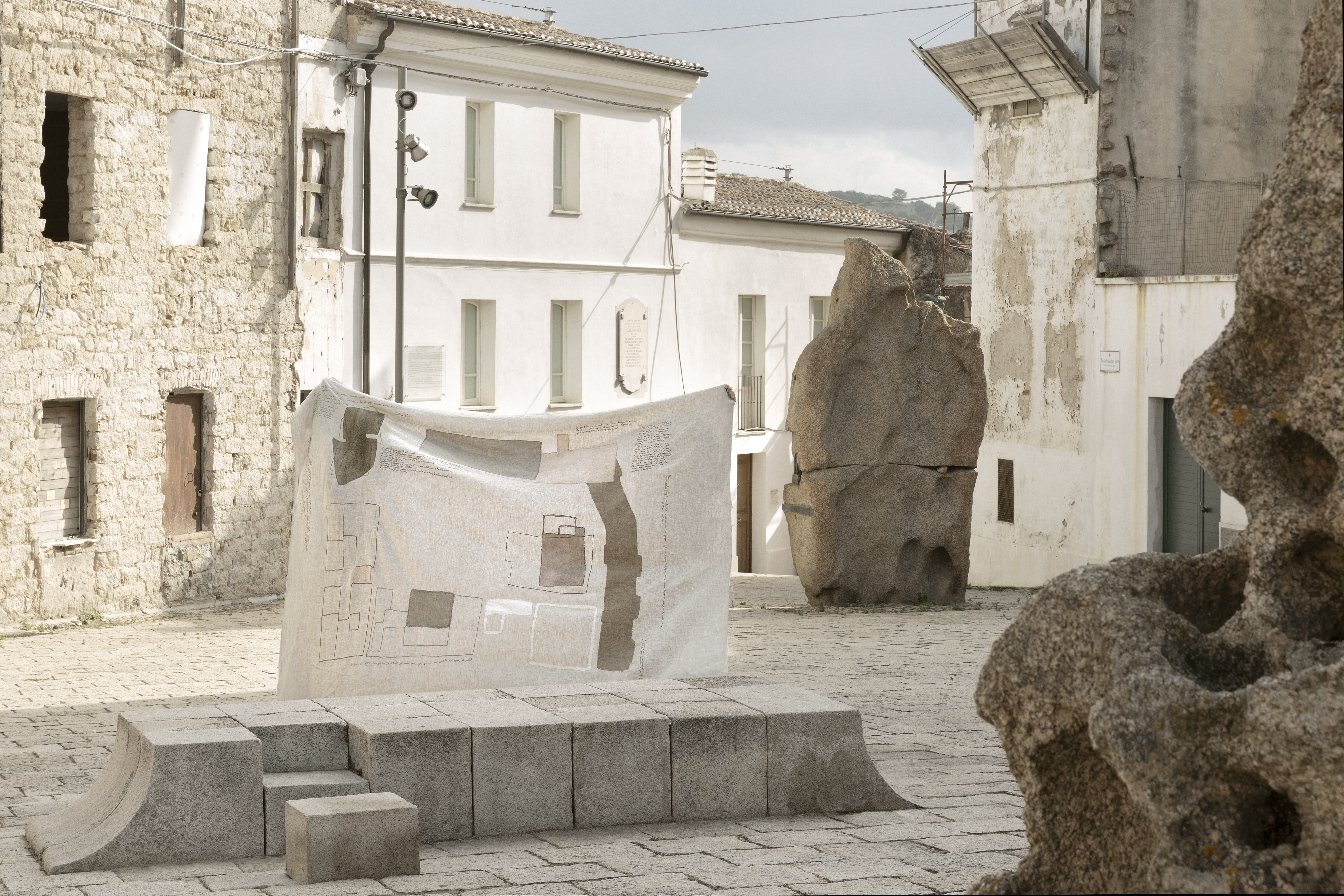 11 Questo al centro lino tinto con pigmenti naturali e ricamato opera progettata da Martina Carcangiu ricamata e tinta da Ilenia Sara Perra collezione Mustras foto di Barbara Corsico