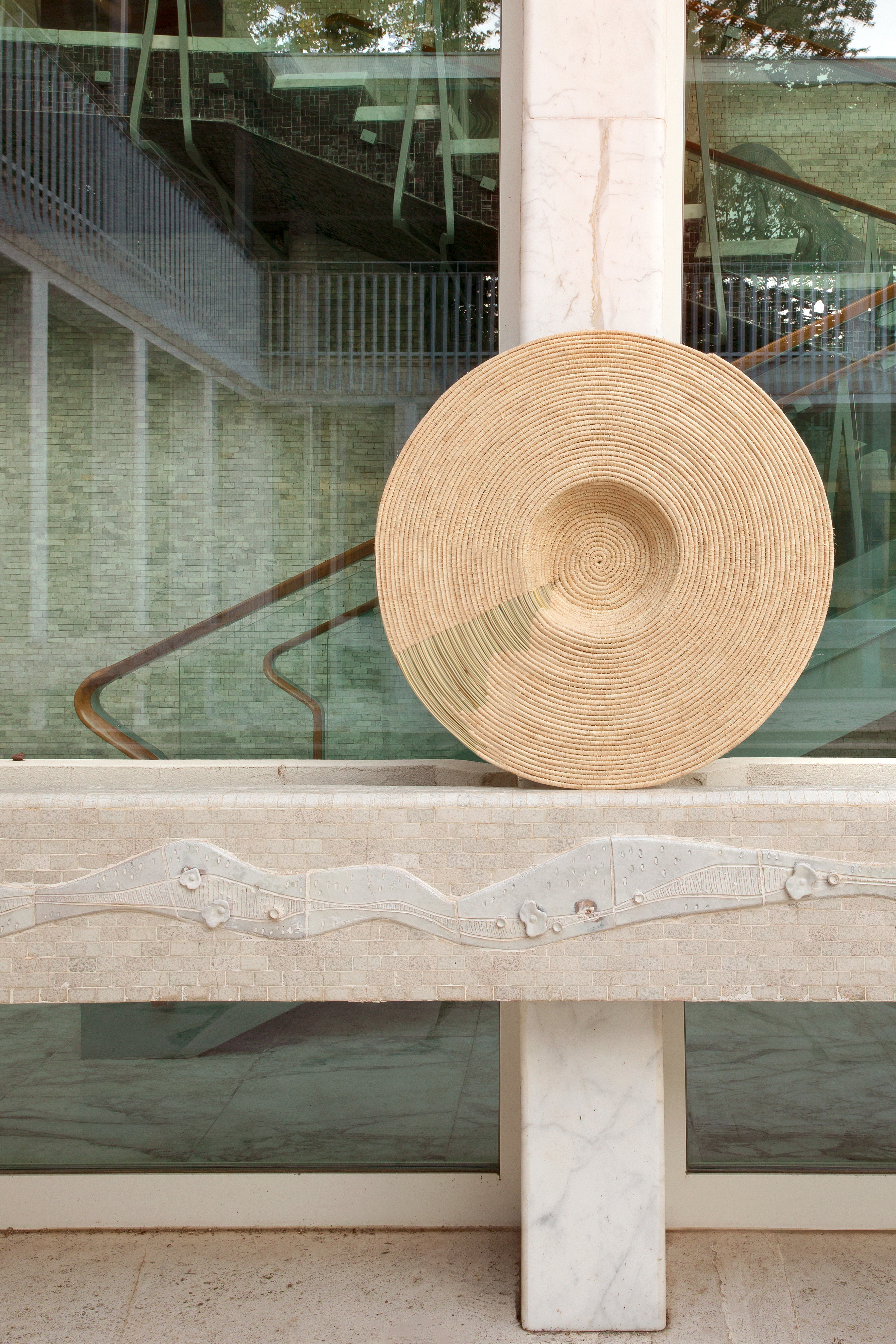 Frangere opera e progetto di Fabrizio Felici Mustras intreccio in giunco e rafia naturale intrecciato da Silvana Sanna