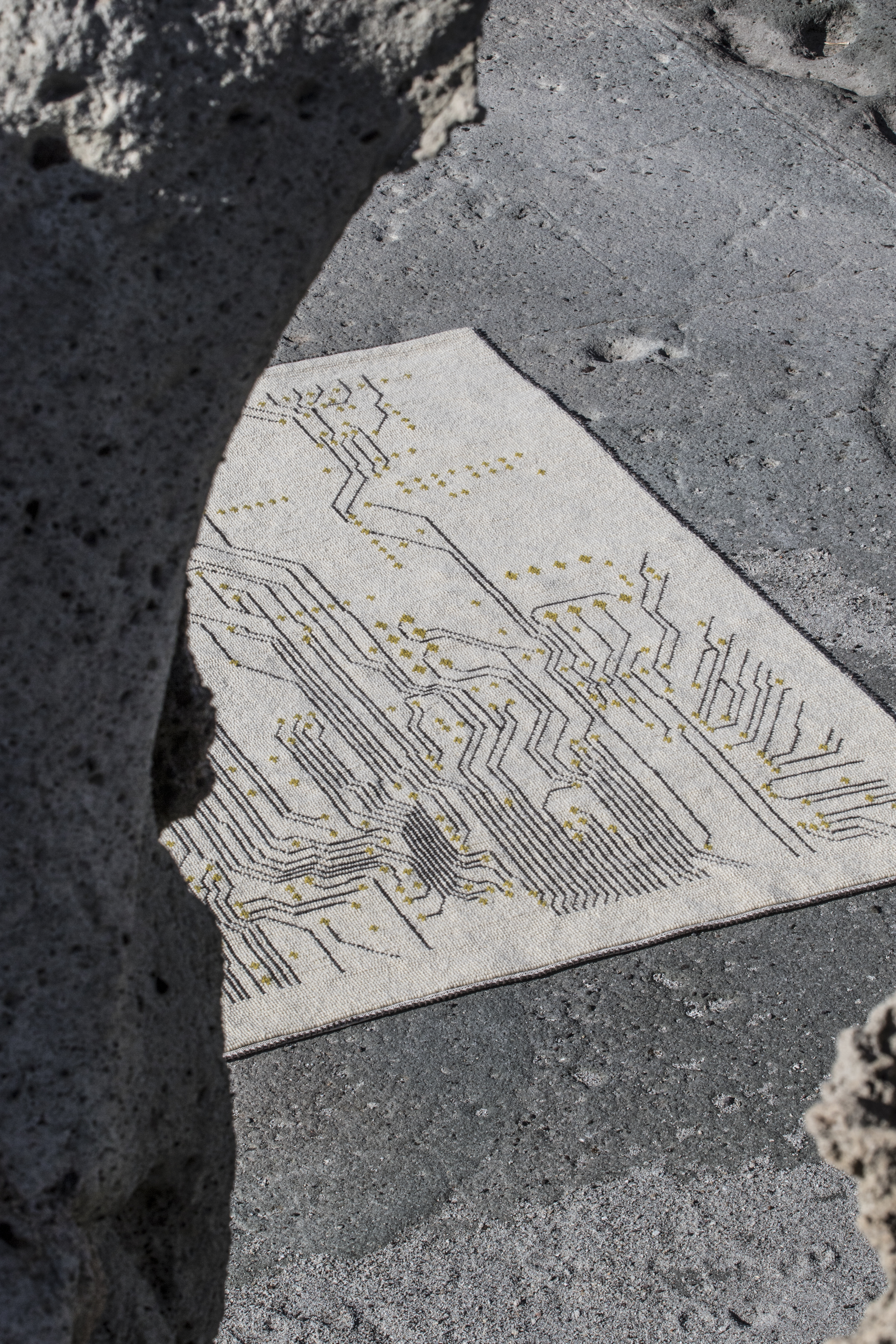 Contemporanea I Tessitura in lana realizzata con tecnica tradizionale a pibiones Misura 200x300 Artista Fabrizio Felici Esecuzione M R Puddu e V Ghiani