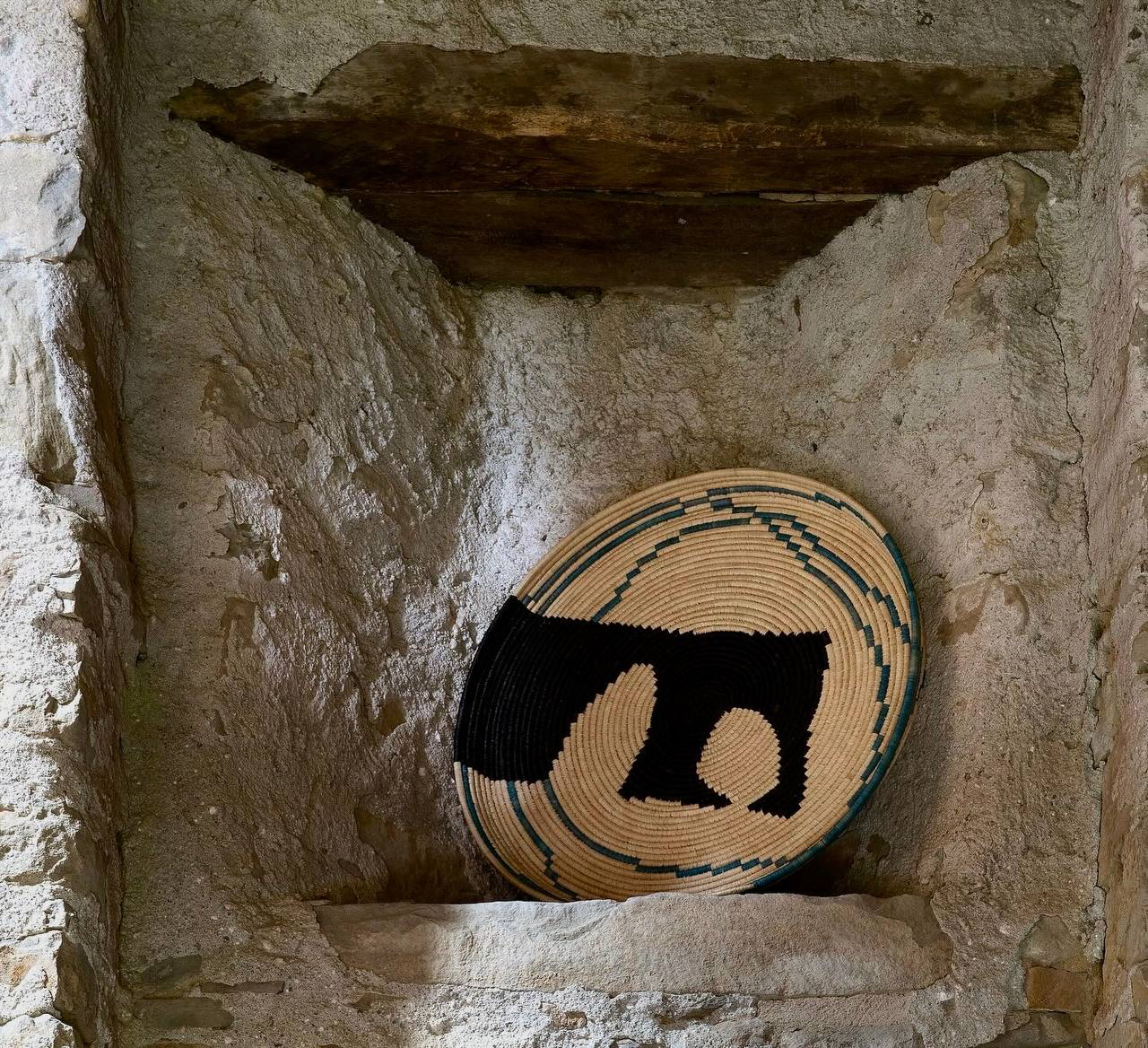 Faber I Serie Faber Intreccio tradizionale in giunco e rafia naturale Misura 60 cm Artista Piero Angelo Orecchioni Esecuzione Silvana Sanna