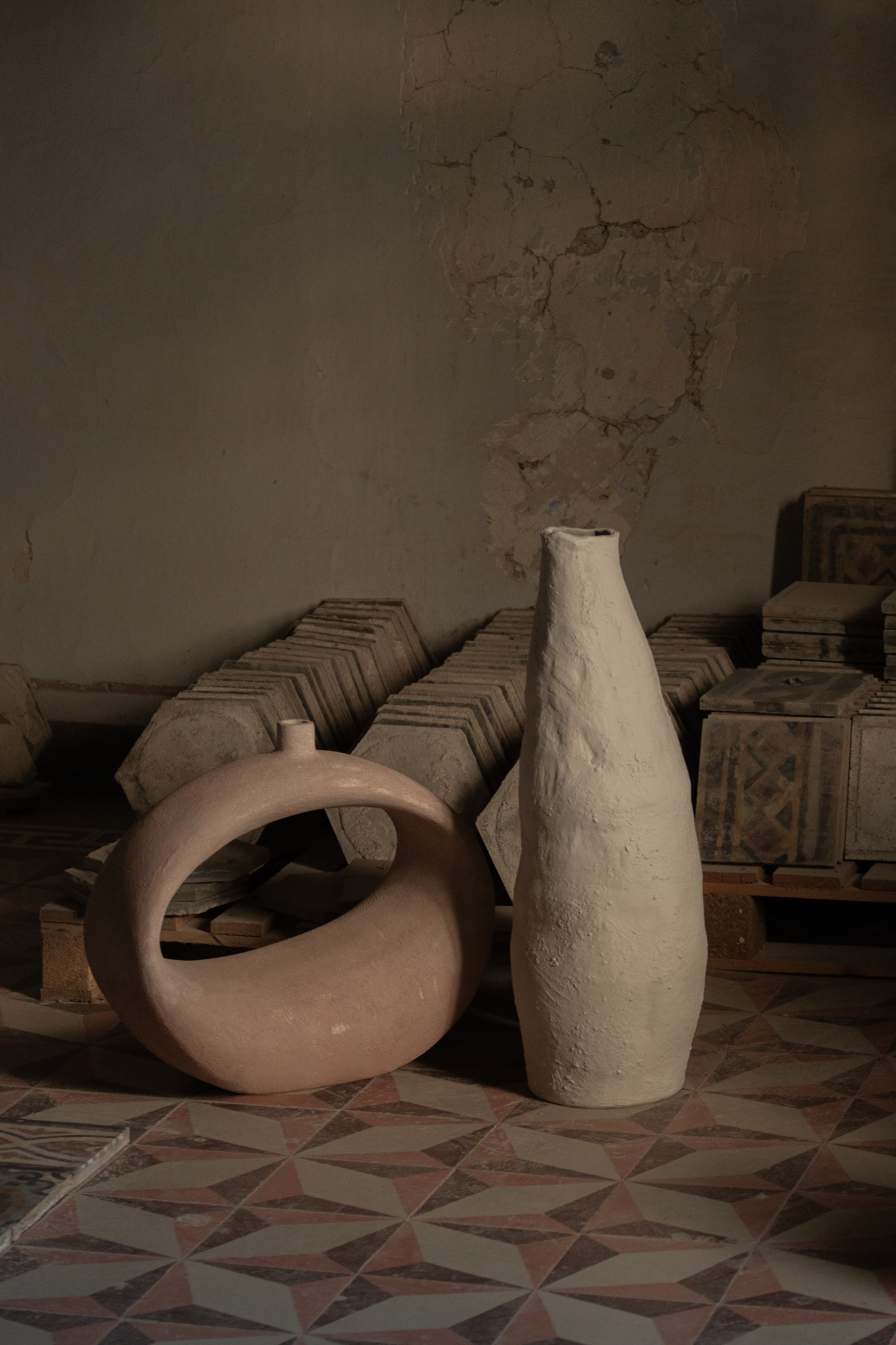 7 a sx ceramica Insieme Anatomia astratta design Fabrizio Felici a dx ceramica Formazione personale design Martina Carcangiu Mustras crafted by Antonello Atzori