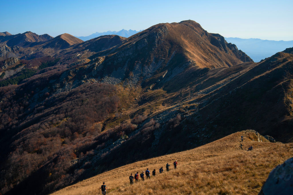 Carovana di camminatori sul monte Marmagna. Appennino tosco emiliano